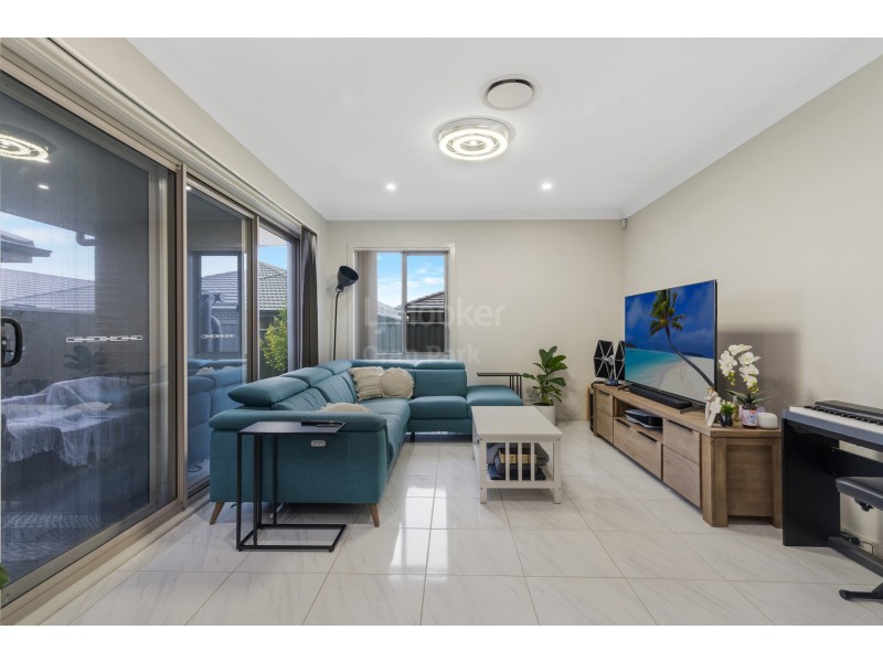 9 Gale Street, Oran Park NSW 2570