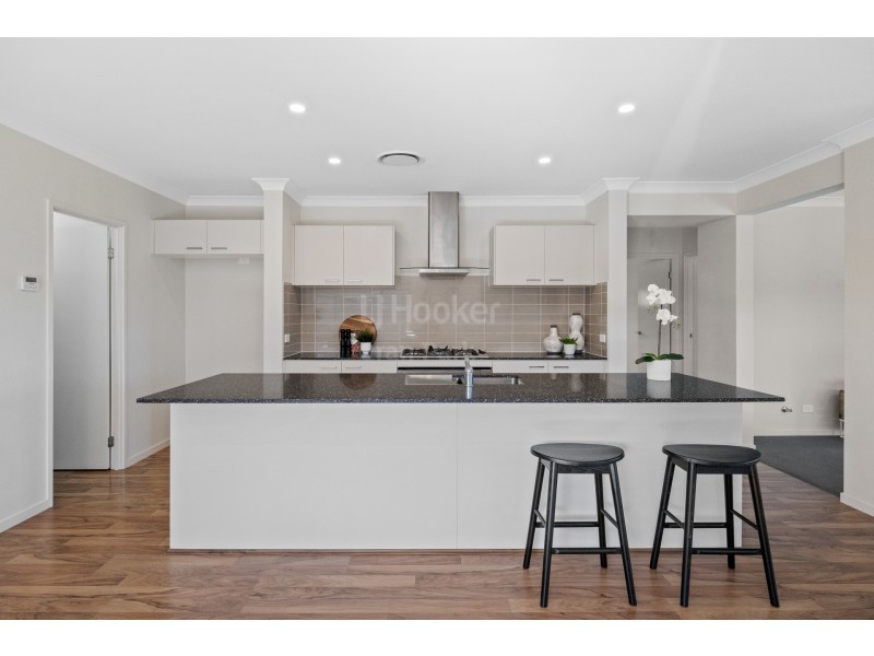 6 Austen Circuit, Oran Park NSW 2570