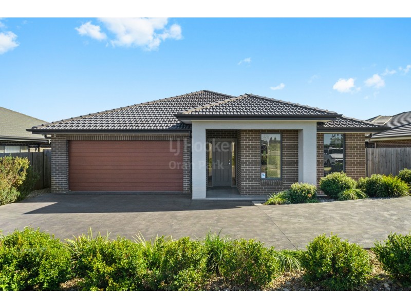 6 Austen Circuit, Oran Park NSW 2570