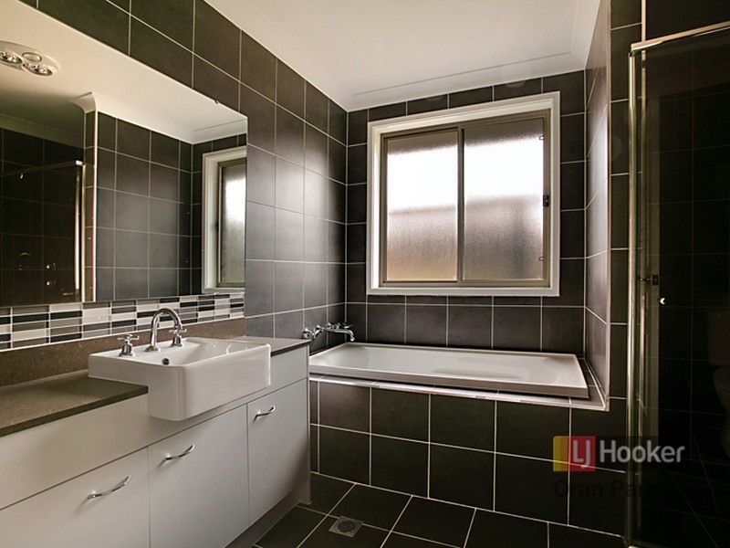 10 Tess Cct, Oran Park NSW 2570