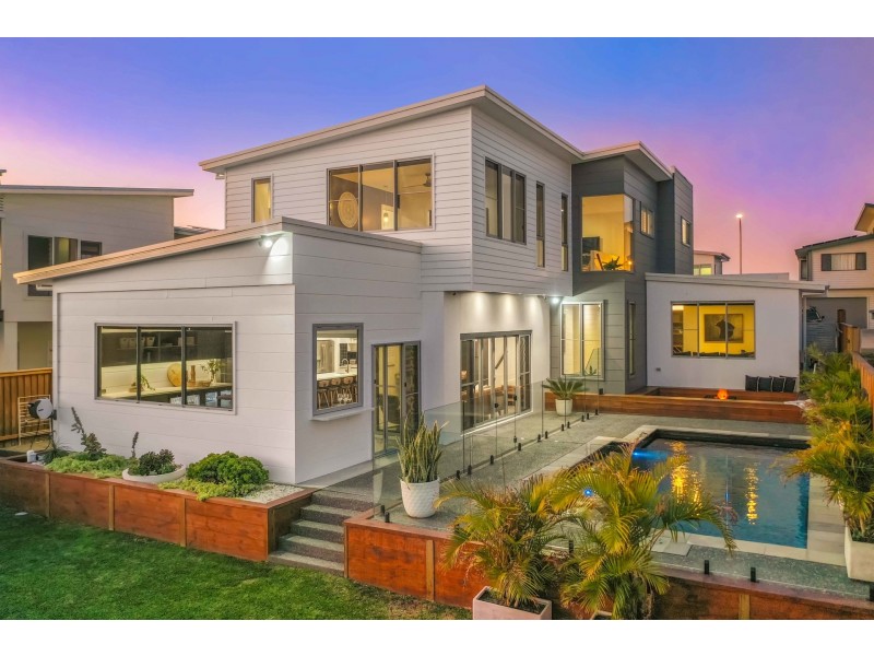 18 Waterside Way, Lake Cathie NSW 2445