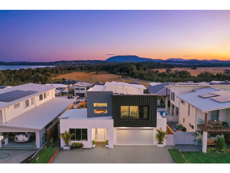 18 Waterside Way, Lake Cathie NSW 2445