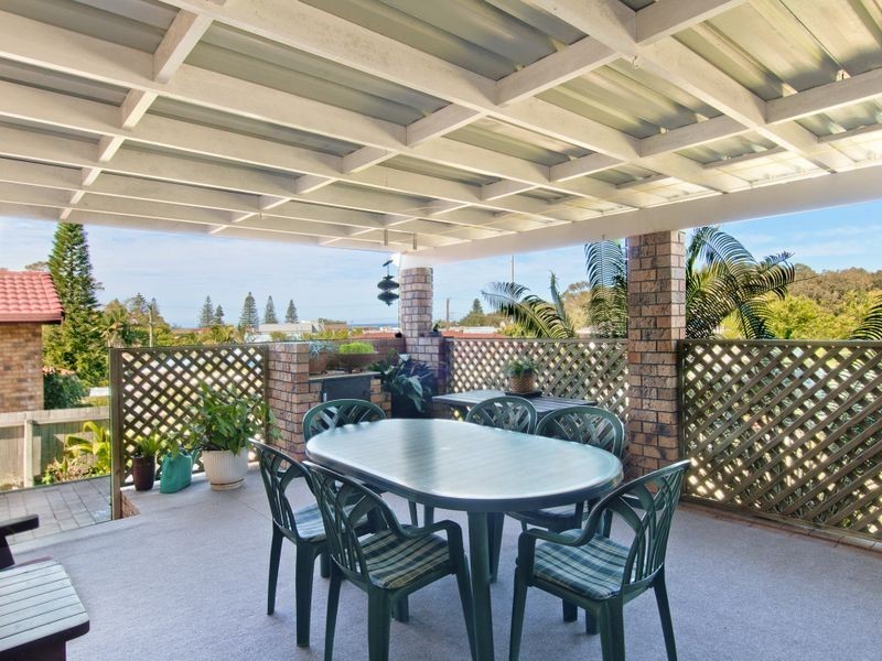 18 Ernest Street, Lake Cathie NSW 2445