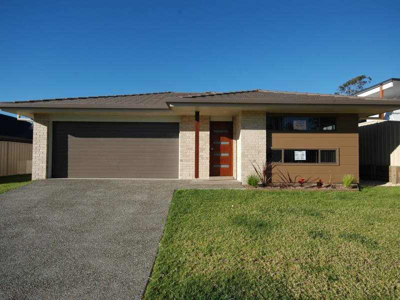 8 Solomon Drive, Lake Cathie NSW 2445