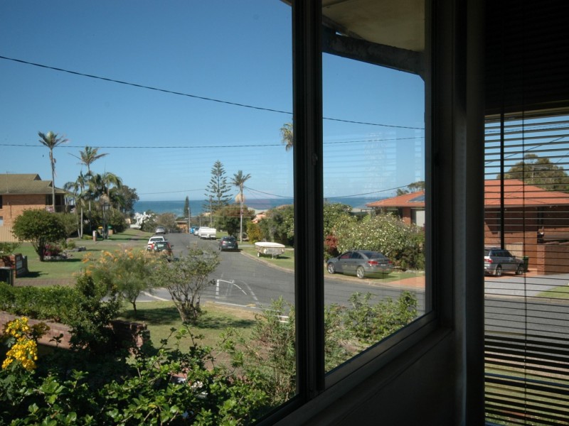 11 Parry Street, Lake Cathie NSW 2445