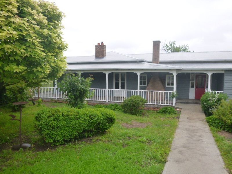 ‘Martindal Scribbly Gum Lane, Portland NSW 2847