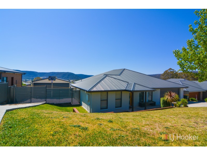 13 Hillcrest Avenue, Lithgow NSW 2790