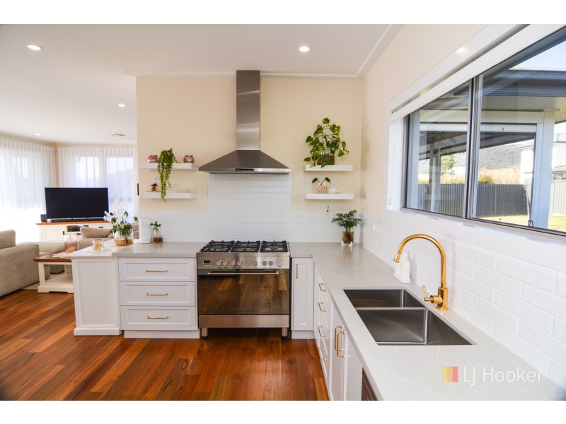 6 Shawcross Close, Lithgow NSW 2790