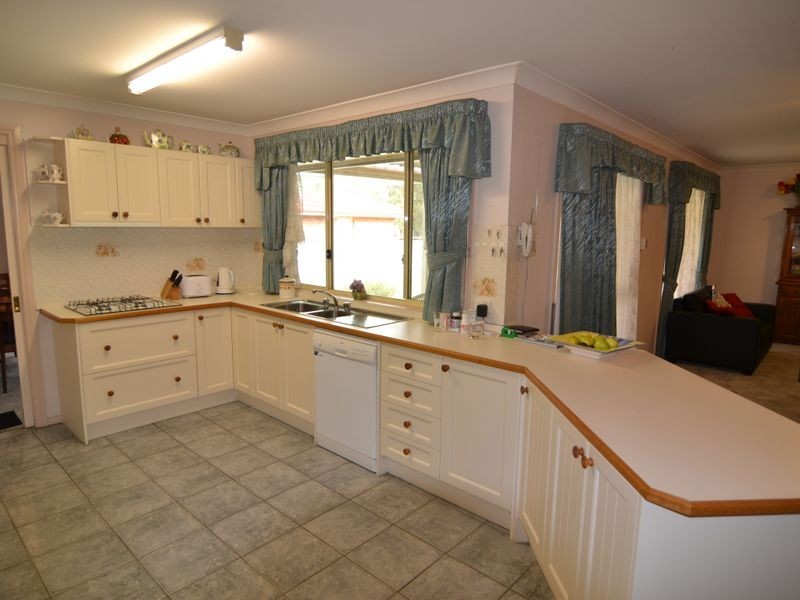 24 Robinia Drive, Lithgow NSW 2790