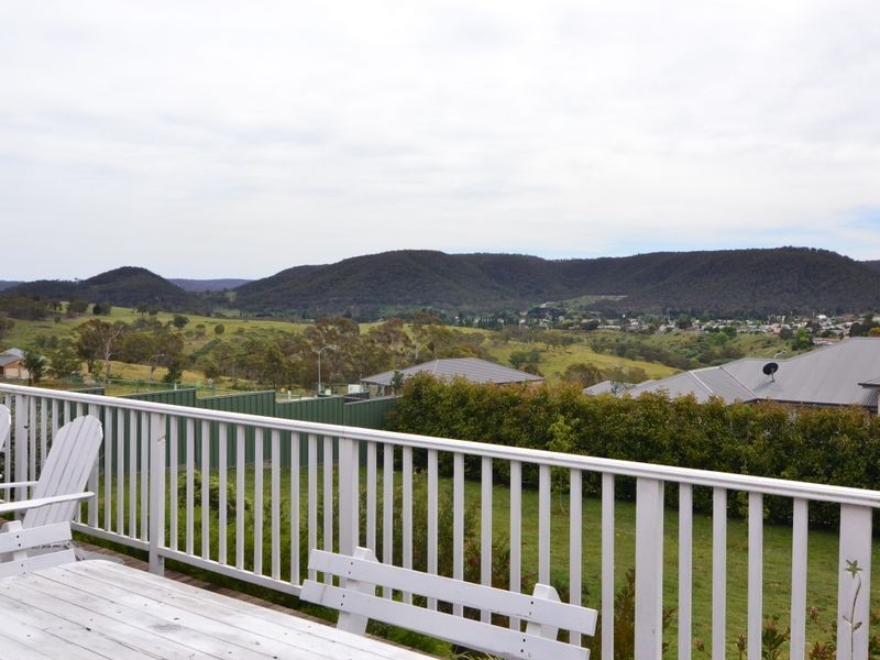 25 Hillcrest Ave, Lithgow NSW 2790