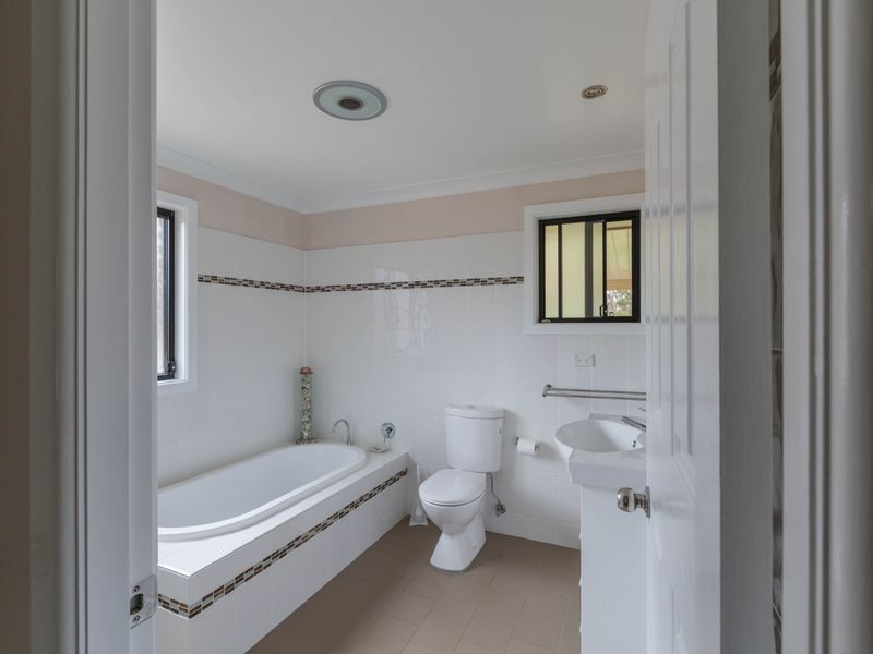 4 Hughes Lane, Marrangaroo NSW 2790
