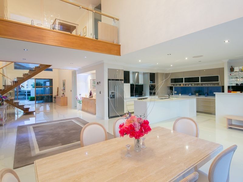 31 Knightsbridge Parade East, Paradise Point QLD 4216