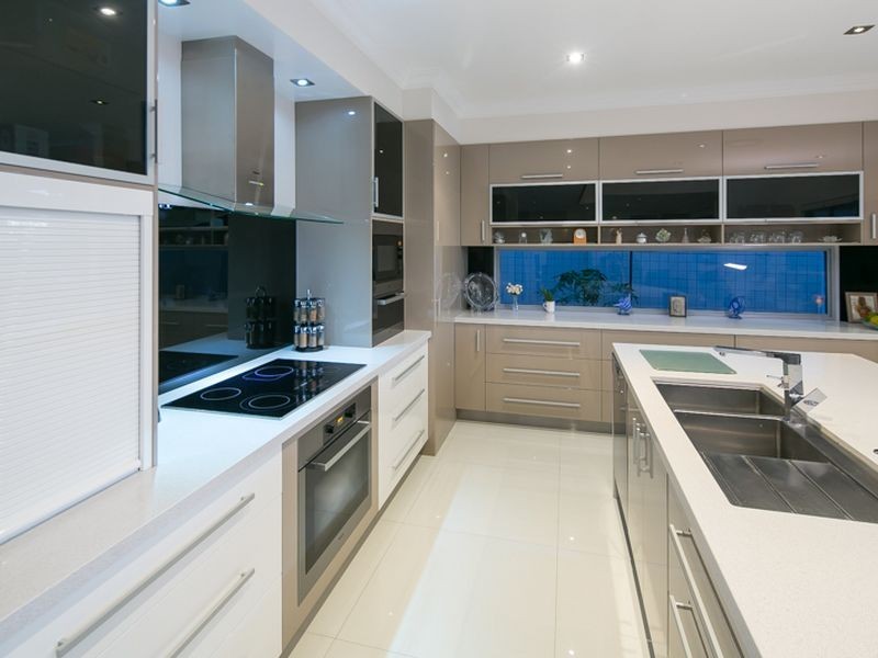 31 Knightsbridge Parade East, Paradise Point QLD 4216