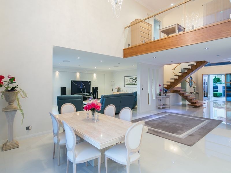 31 Knightsbridge Parade East, Paradise Point QLD 4216