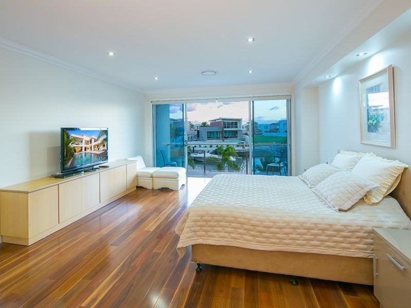 31 Knightsbridge Parade East, Paradise Point QLD 4216