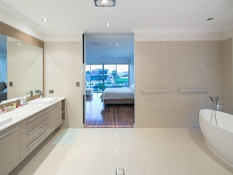 31 Knightsbridge Parade East, Paradise Point QLD 4216