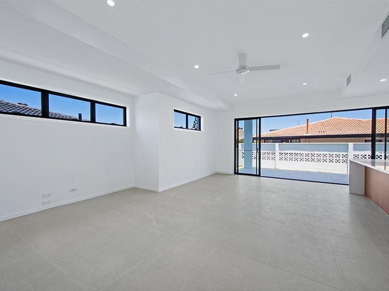 2/40 Rio Vista St, Broadbeach QLD 4218