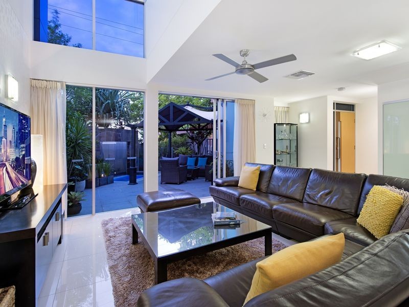 1/56 Stanhill Drive, Chevron Island QLD 4217