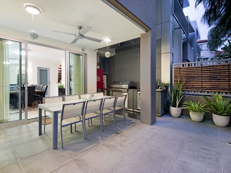 1/56 Stanhill Drive, Chevron Island QLD 4217