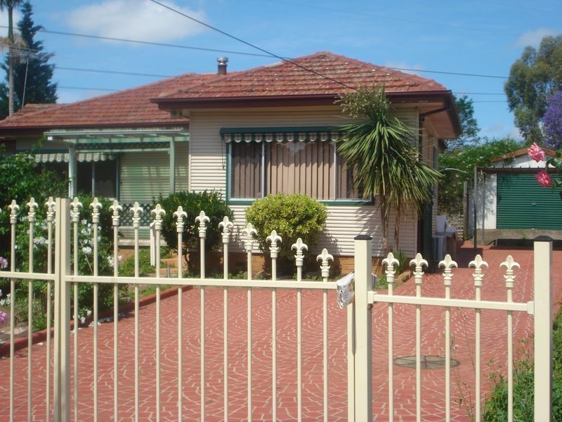 12 Foreman Street, Glenfield NSW 2167