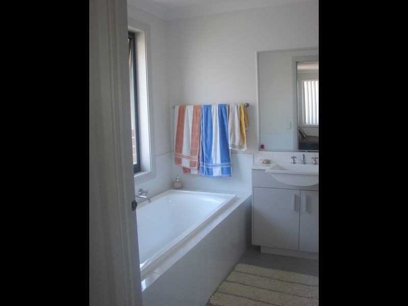 4 Hadlow Avenue, Glenfield NSW 2167