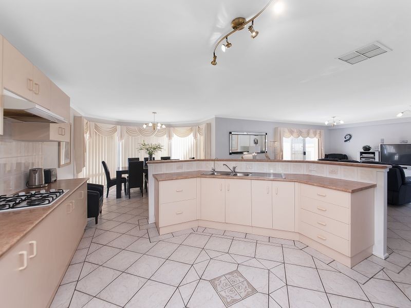 5 Christmas Place, Green Valley NSW 2168