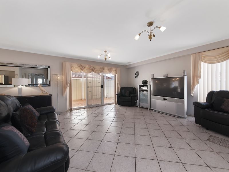 5 Christmas Place, Green Valley NSW 2168