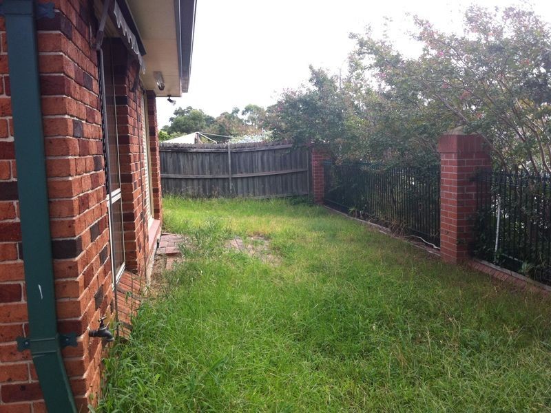 8 Ellerston Court, Wattle Grove NSW 2173