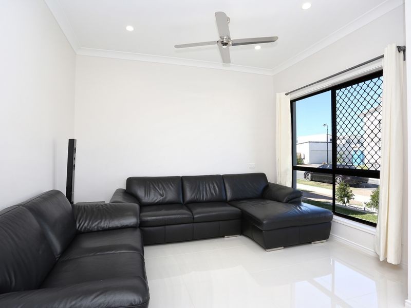 33 Blue Mountains Crescent, Fitzgibbon QLD 4018