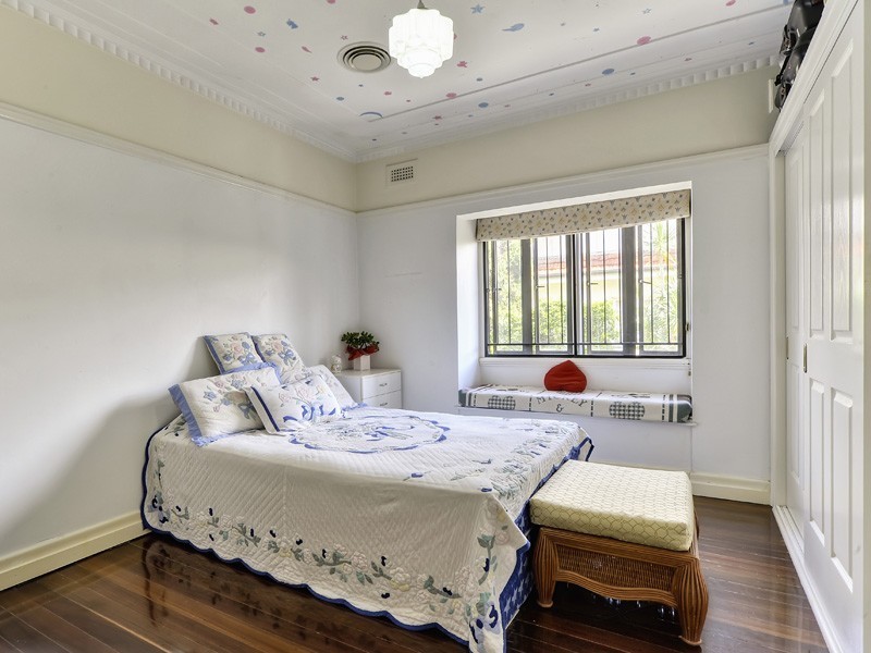 10 Grays Road, Hamilton QLD 4007