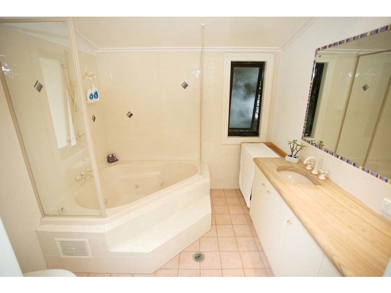 10 Grays Road, Hamilton QLD 4007