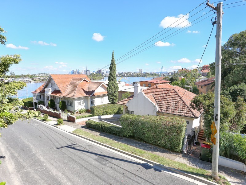 8 Grays Road, Hamilton QLD 4007