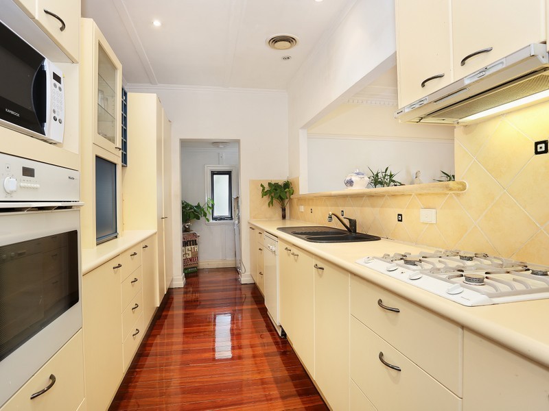 8 Grays Road, Hamilton QLD 4007