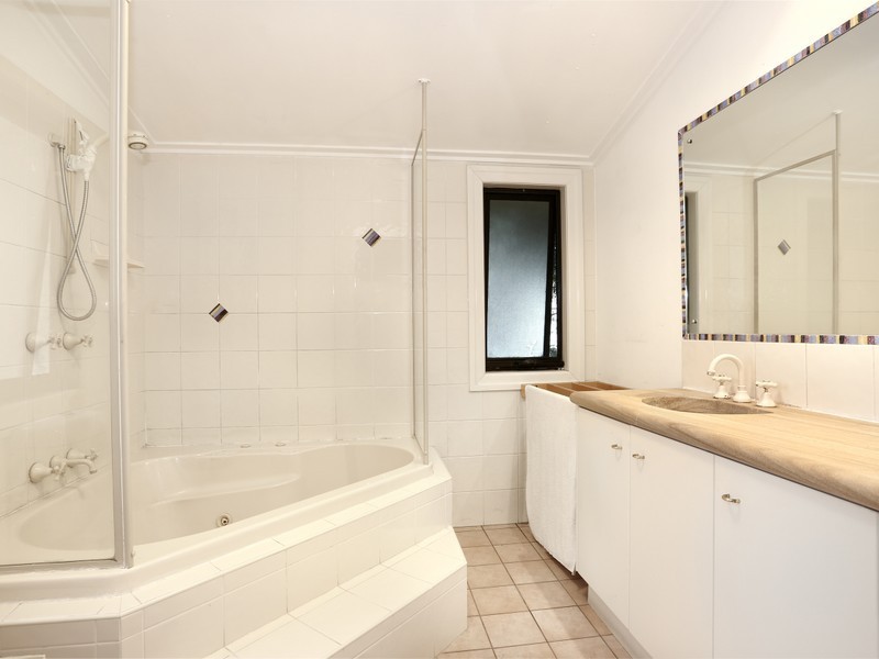 8 Grays Road, Hamilton QLD 4007