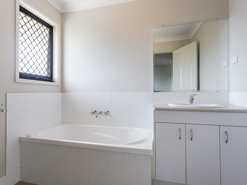2/17 Golden Crest Pl, Bellbowrie QLD 4070