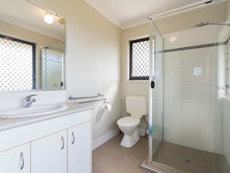 2/17 Golden Crest Pl, Bellbowrie QLD 4070