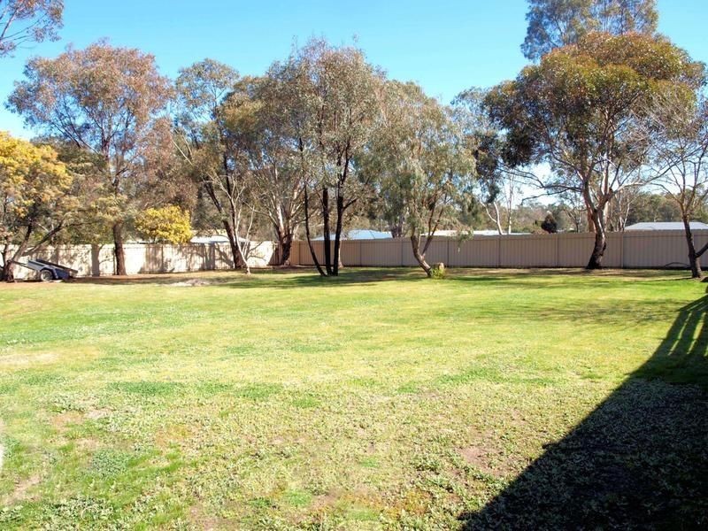 18 Shakespeare Road, Heathcote VIC 3523