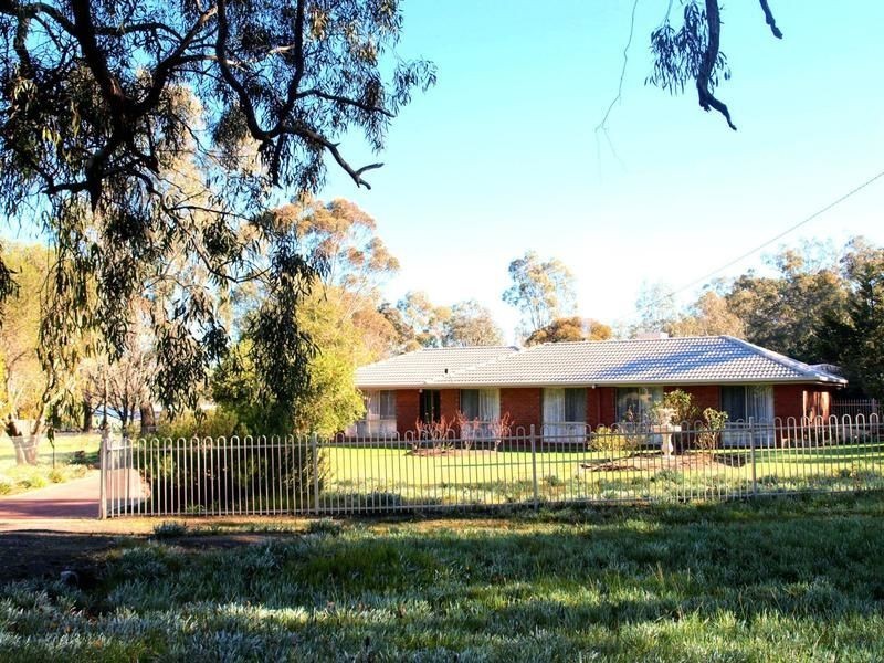 18 Shakespere Road, Heathcote VIC 3523