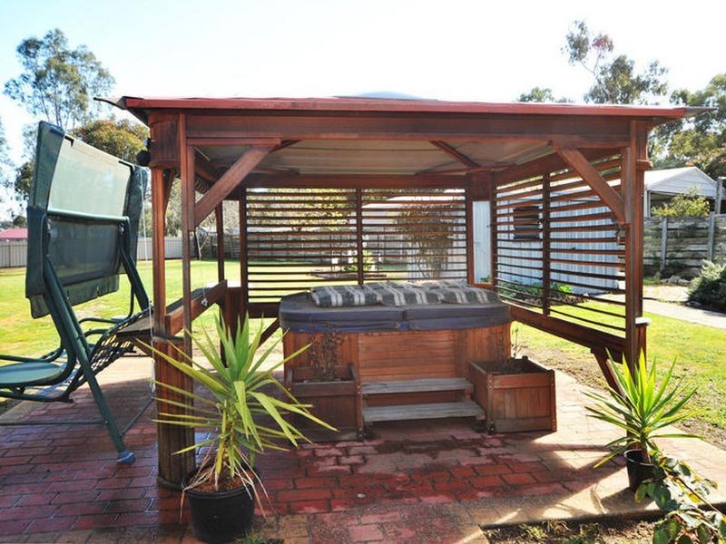 18 Shakespere Road, Heathcote VIC 3523