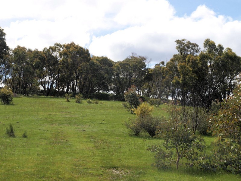 2 McNutts Lane, Heathcote VIC 3523