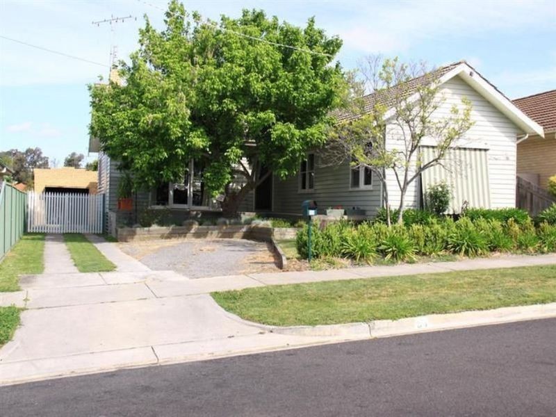 34 Clarence Avenue, Kennington VIC 3550