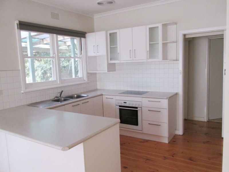 34 Clarence Avenue, Kennington VIC 3550