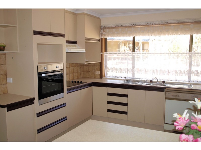 6 Wattle Drive, Heathcote VIC 3523