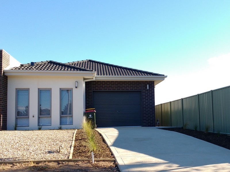 8A Houlahan Street, Flora Hill VIC 3550