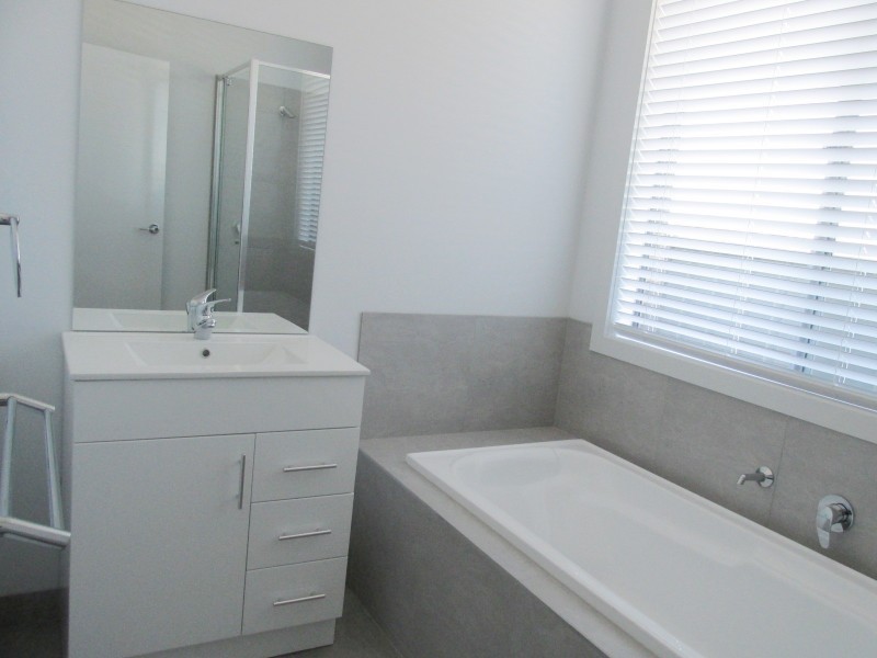 8A Houlahan Street, Flora Hill VIC 3550