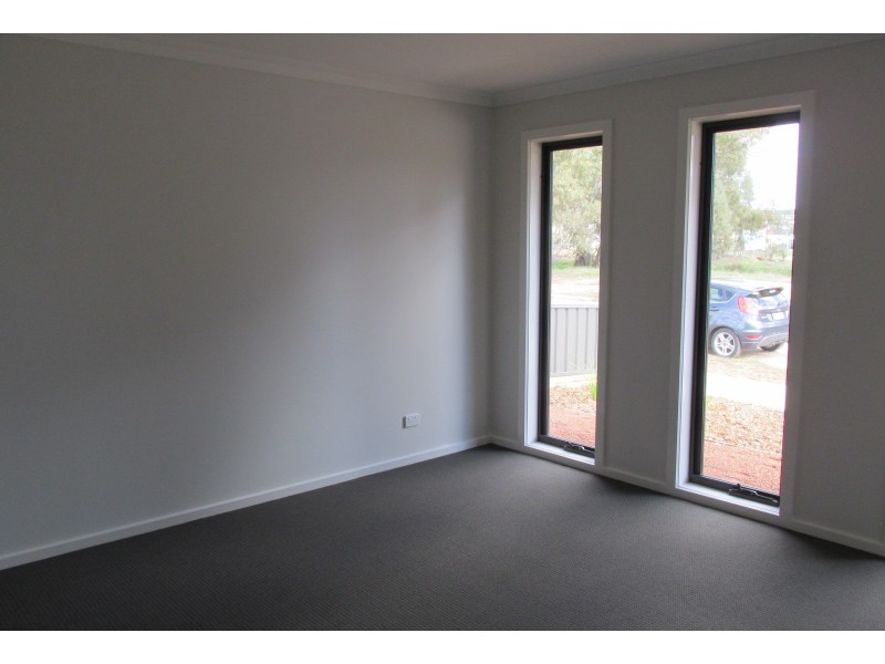32 Langley Drive, Epsom VIC 3551