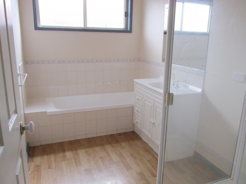 7 Emma Place, Quarry Hill VIC 3550