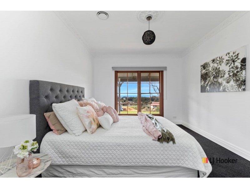 8 Silverdell Place, Surf Beach NSW 2536