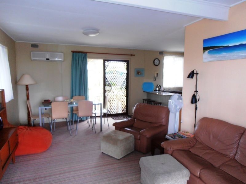 2 Barton Parade, Tomakin NSW 2537