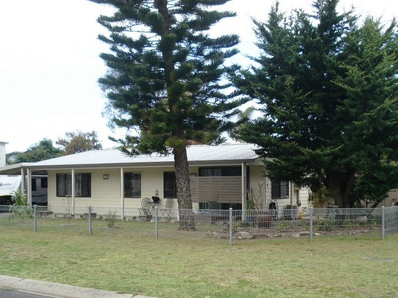 13 Yarralumla Crescent, Tomakin NSW 2537